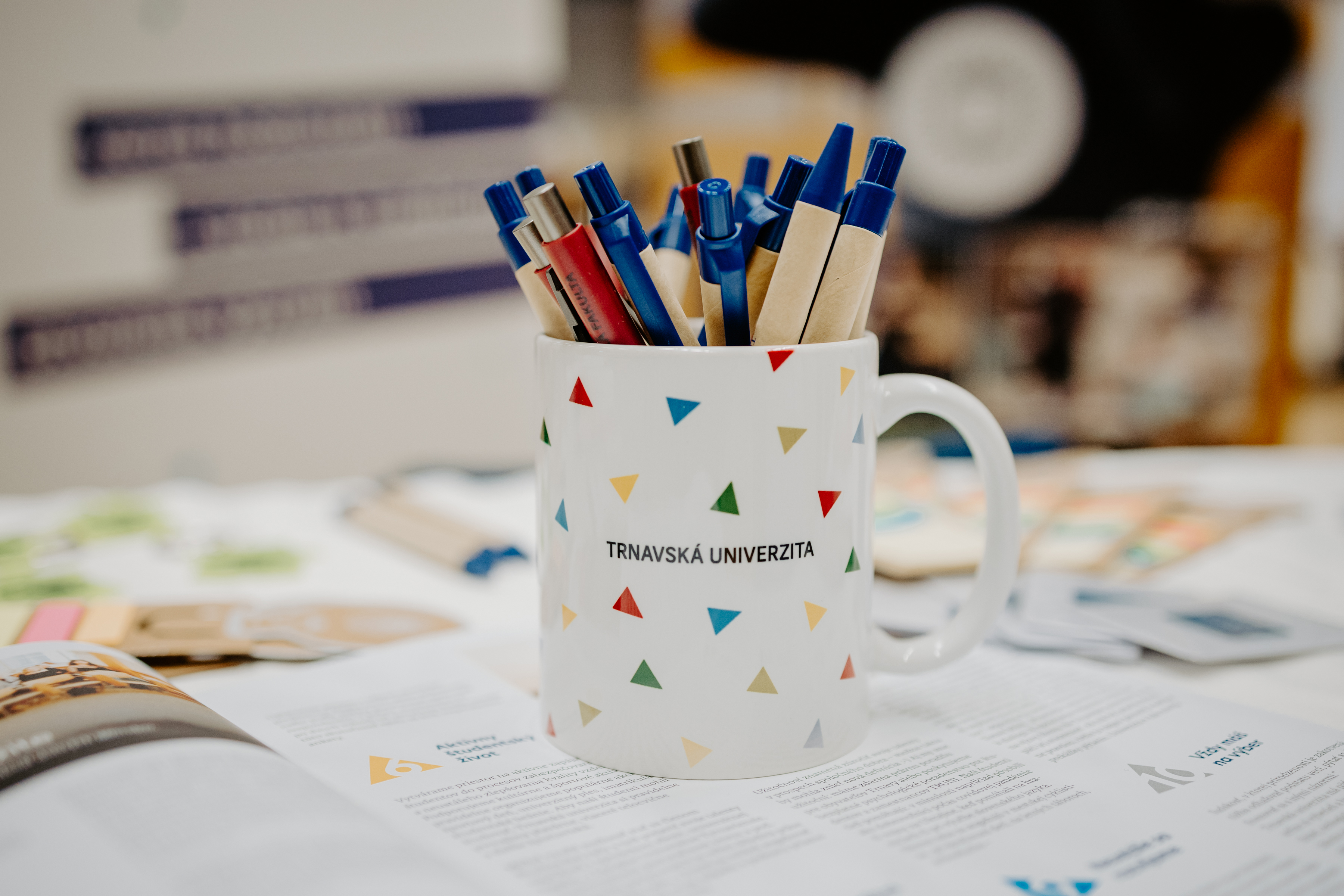 trnavská univerzita, merch, merchandise, hrnček s logom