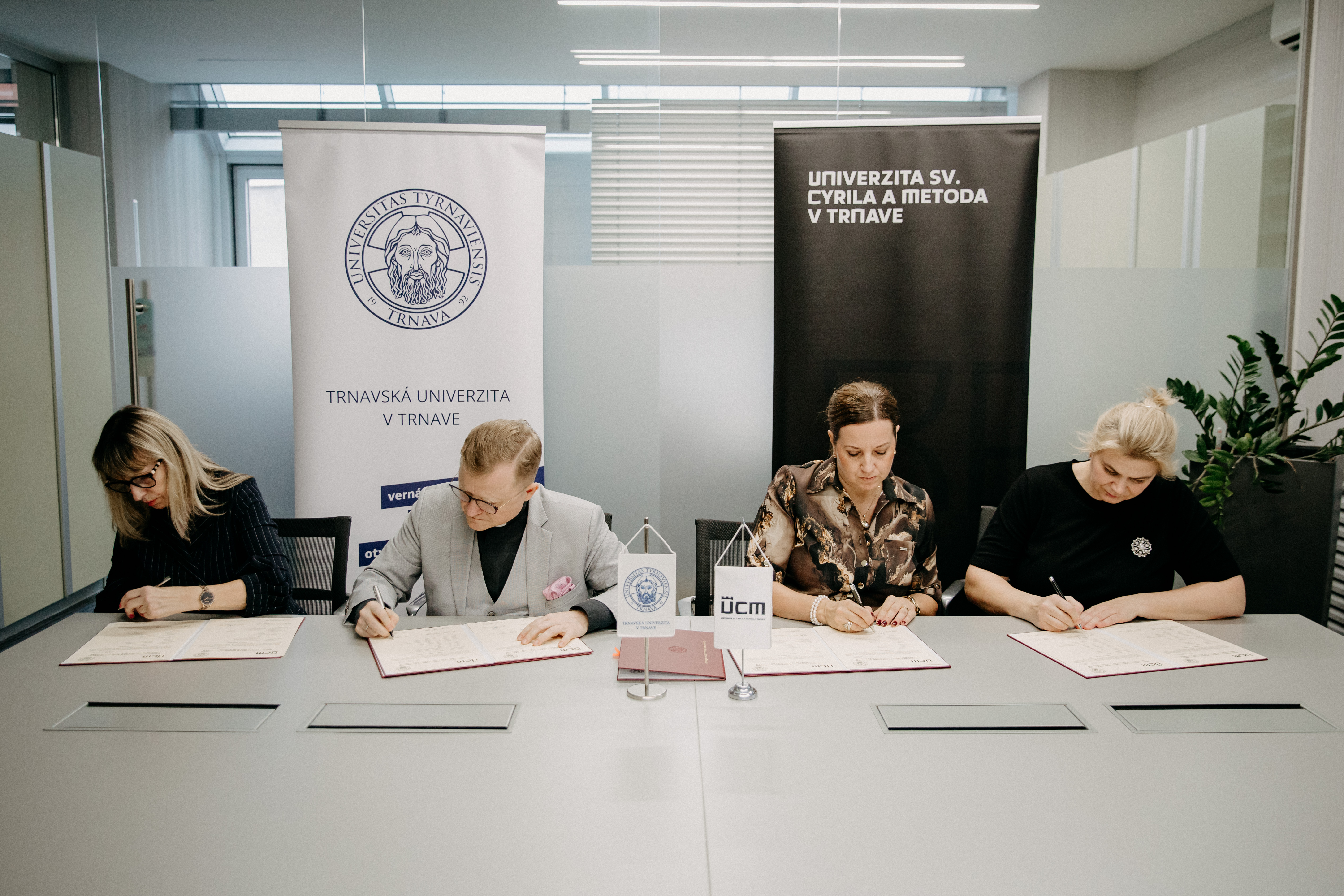 Trnavská univerzita a Univerzita sv. Cyrila a Metoda v Trnave získali akreditáciu na spoločné profesijne orientované študijné programy