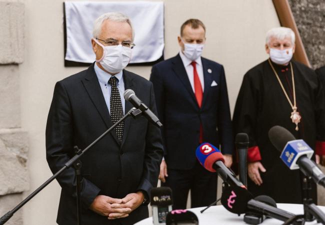 Rektor René Bílik sa prihovára v Leopoldove počas odhalenia pamätnej tabule Rektor René Bílik