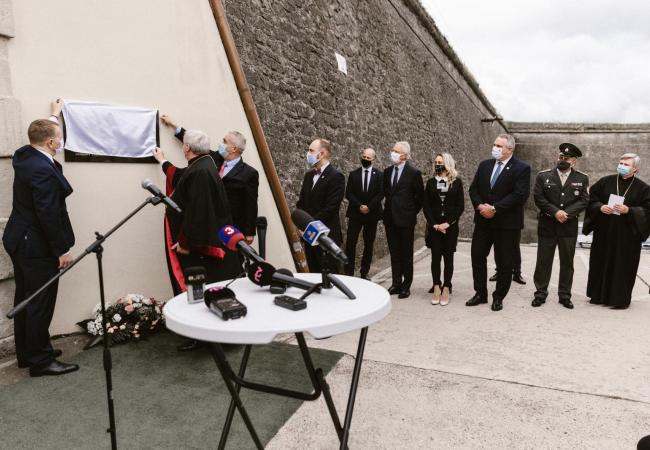 Odhalenie pamätnej tabule P. Gojdičovi v Leopoldove (25.5.2020) Odhalenie pamätnej tabule P. Gojdičovi v Leopoldove (25.5.2020)