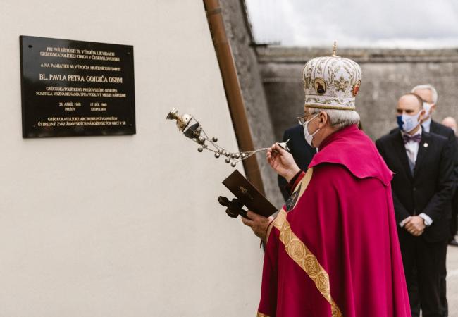 Ján Babjak požehnáva pamätnú tabuľu biskupovi Gojdičovi Ján Babjak