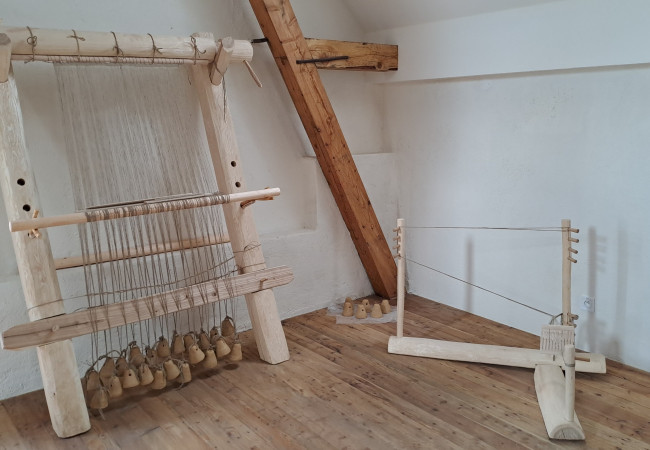 Autormi repliky tkáčskych krosien a snovadla sú T. Štolcová (Archeologický ústav SAV) a J. Zajonc (Ústav etnológie a sociálnej antropológie SAV).