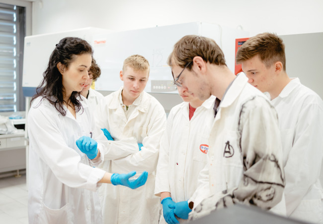 gymnazisti na truni, chemický krúžok, chémia, laboratórne metódy, fzsp truni