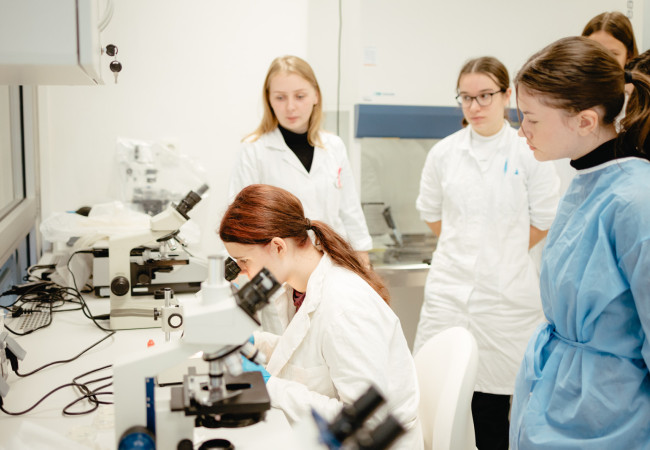 gymnazisti na truni, chemický krúžok, chémia, laboratórne metódy, fzsp truni