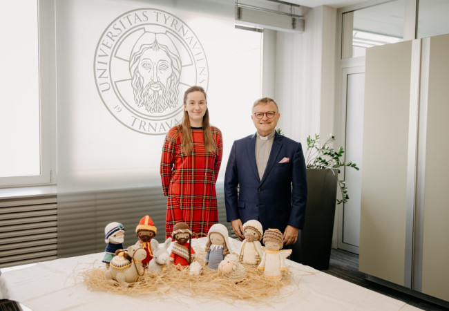 háčkovaný betlehem, iveta kolníková, milos Lichner, trnavská univerzita, sto betlehemov vo Vatikáne