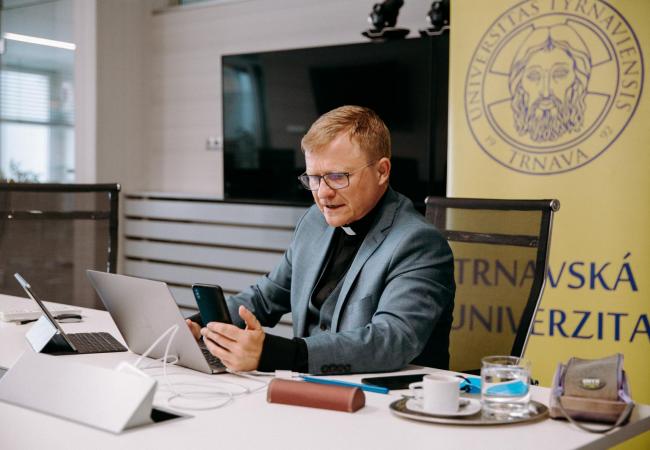 Miloš Lichner moderuje konferenciu Otvárame dvere Miloš Lichner moderuje konferenciu Otvárame dvere