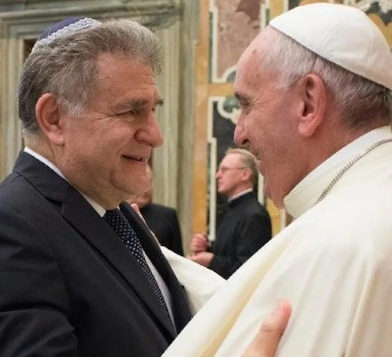 V Trnave ocenia doktorátom priateľa pápeža Františka, rabína Skorku
